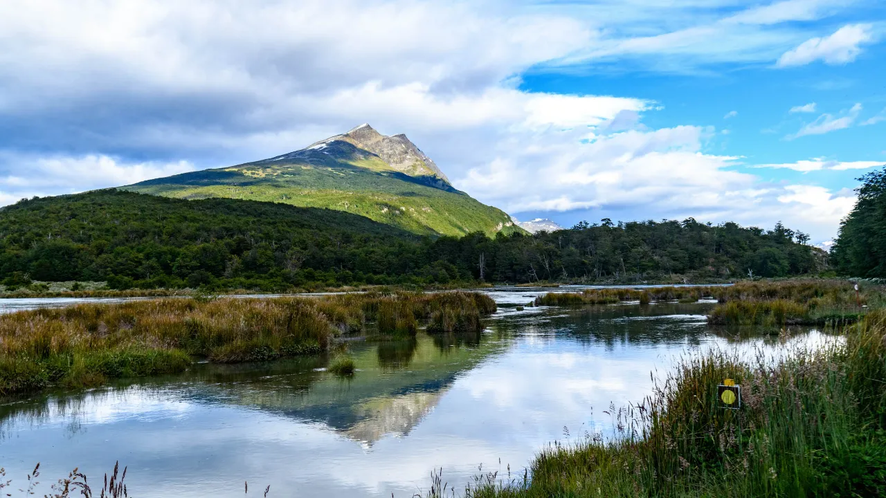 Krajobraz gór i terenów podmokłych na Isla Grande de Tierra del Fuego (Ziemia Ognista) Krajobraz gór i terenów podmokłych na Isla Grande de Tierra del Fuego (Ziemia Ognista)