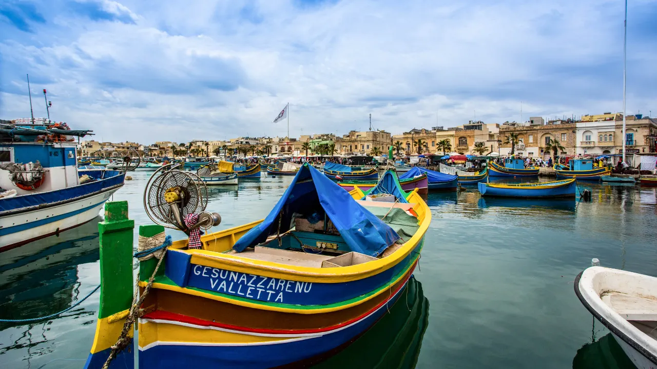 Kolorowe łodzie rybackie w porcie Marsaxlokk