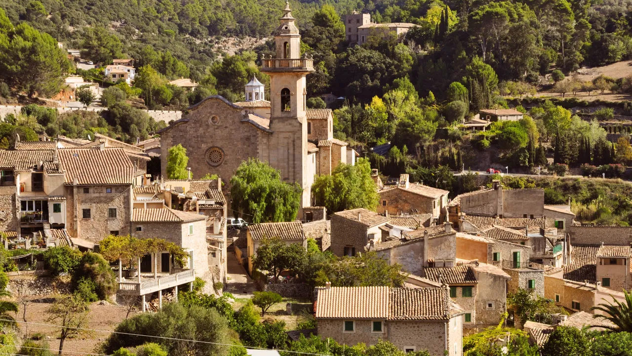 Valldemossa, gdzie mieszkał Chopin, ma wąskie uliczki i zabytkowe budynki Valldemossa, gdzie mieszkał Chopin, ma wąskie uliczki i zabytkowe budynki