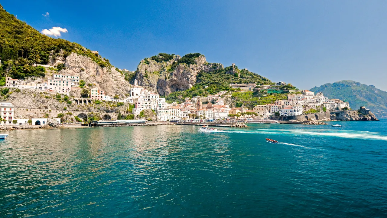 Wybrzeże Amalfi znajduje się po południowej stronie półwyspu Sorrento