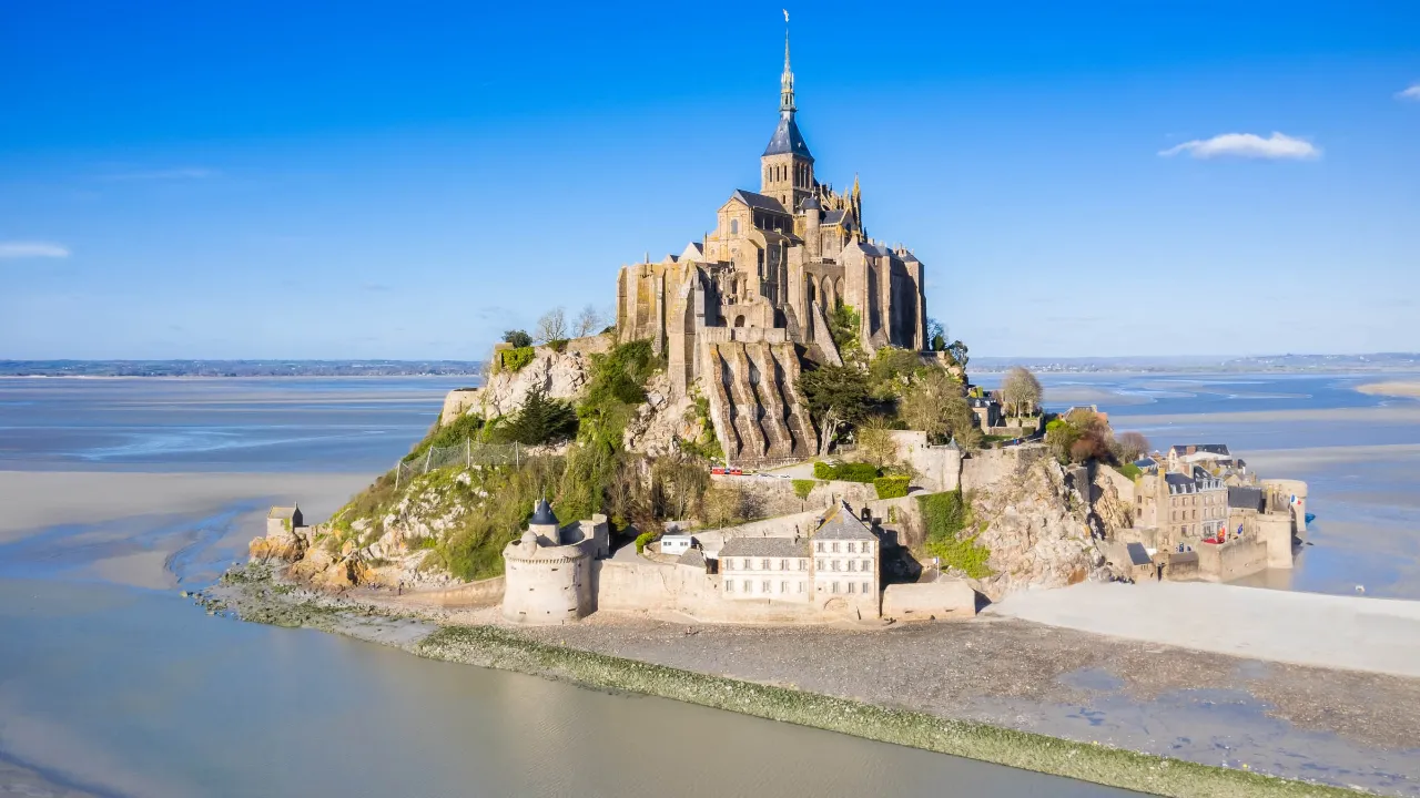 Legendarny Mont-Saint-Michel to tak zwana wyspa pływowa. Woda może wzrosnąć do 14 metrów