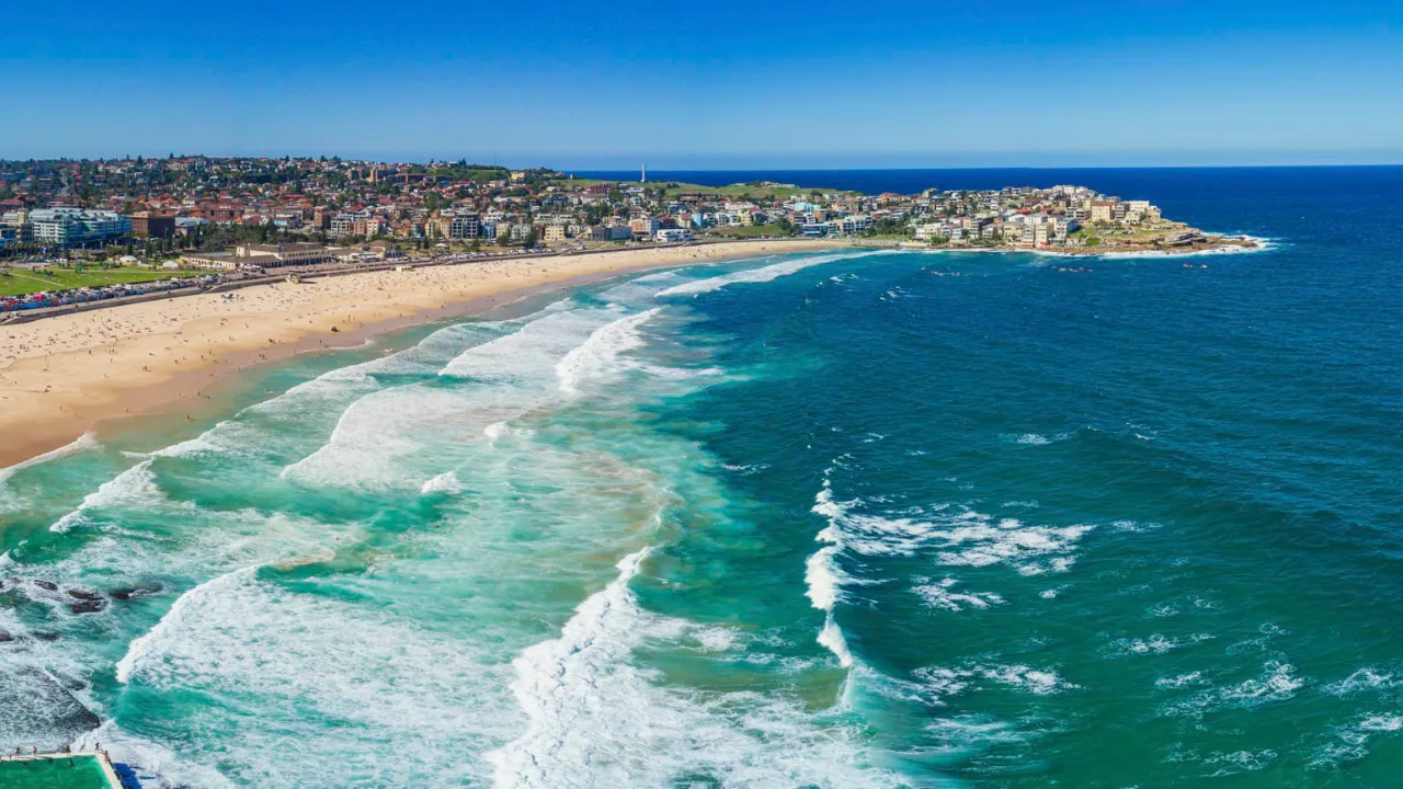 Bondi Beach – znana z dobrych fal do surfowania i złotych plaż