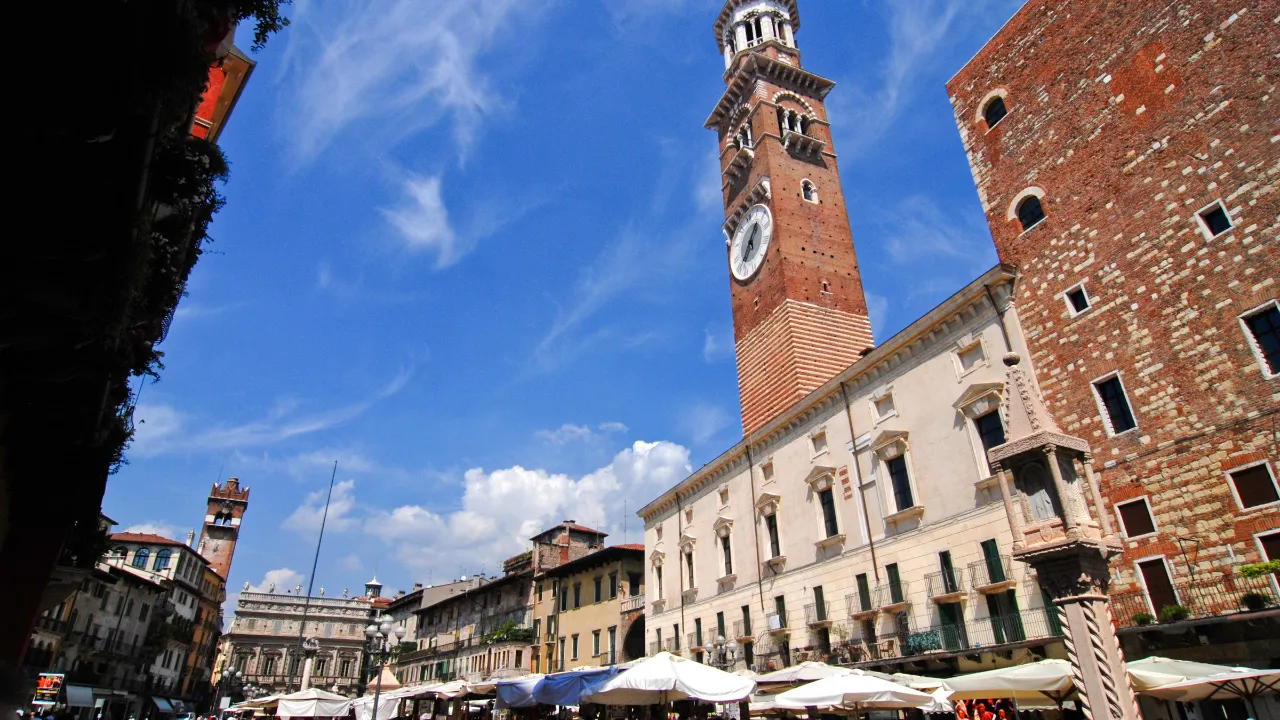 Piazza delle Erbe w Weronie z zabytkową wieżą Lamberti i Palazzo della Ragione