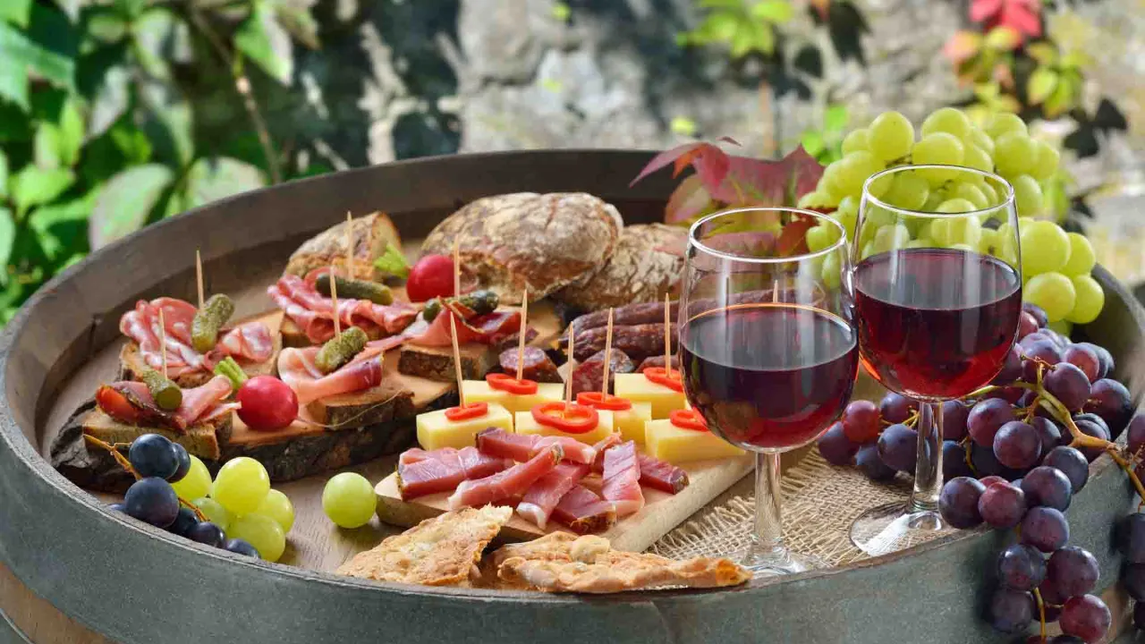 Włoskie antipasti z winem i winogronami