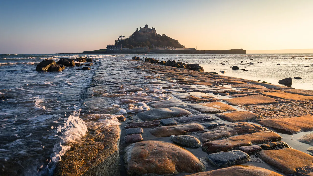 St. Michael’s Mount – wyspa pływowa z średniowiecznym zamkiem, połączona z lądem brukowaną drogą dostępną tylko przy odpływie St. Michael’s Mount – wyspa pływowa z średniowiecznym zamkiem, połączona z lądem brukowaną drogą dostępną tylko przy odpływie
