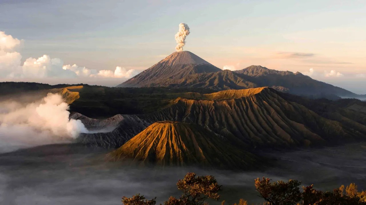 Wulkany we mgle i złotym porannym świetle – Mount Bromo