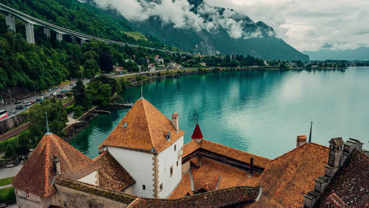 Widok z zamku Chillon na Jezioro Genewskie Widok z zamku Chillon na Jezioro Genewskie