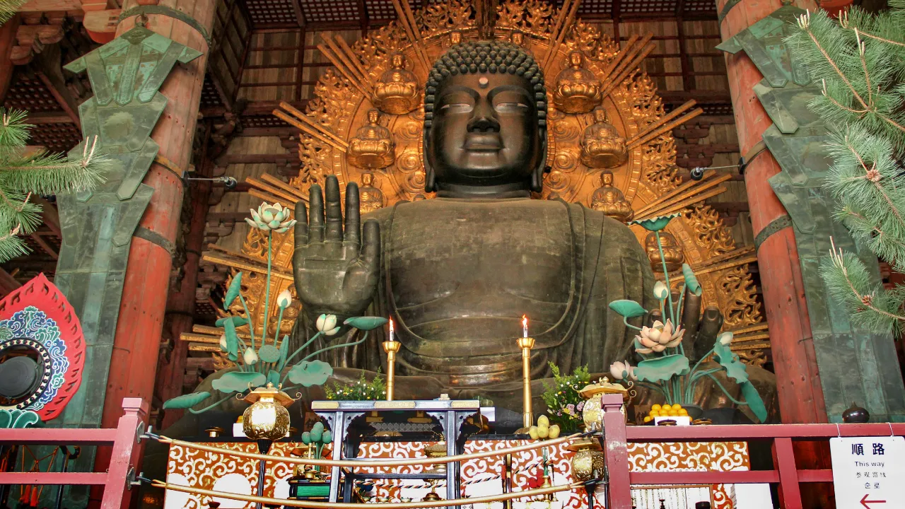 Wielki Budda w świątyni Tōdai-ji w Narze Wielki Budda w świątyni Tōdai-ji w Narze