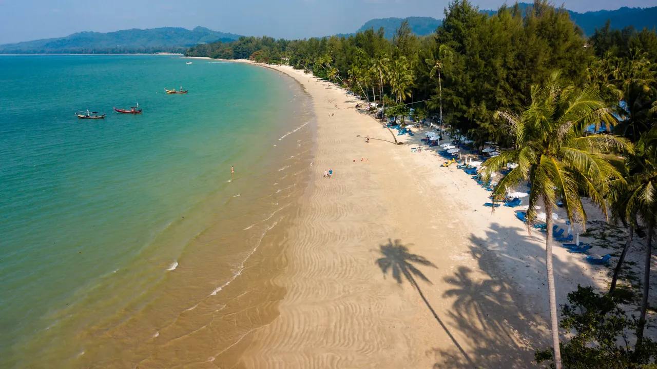 Rajska plaża z turkusową wodą w Khao Lak Rajska plaża z turkusową wodą w Khao Lak