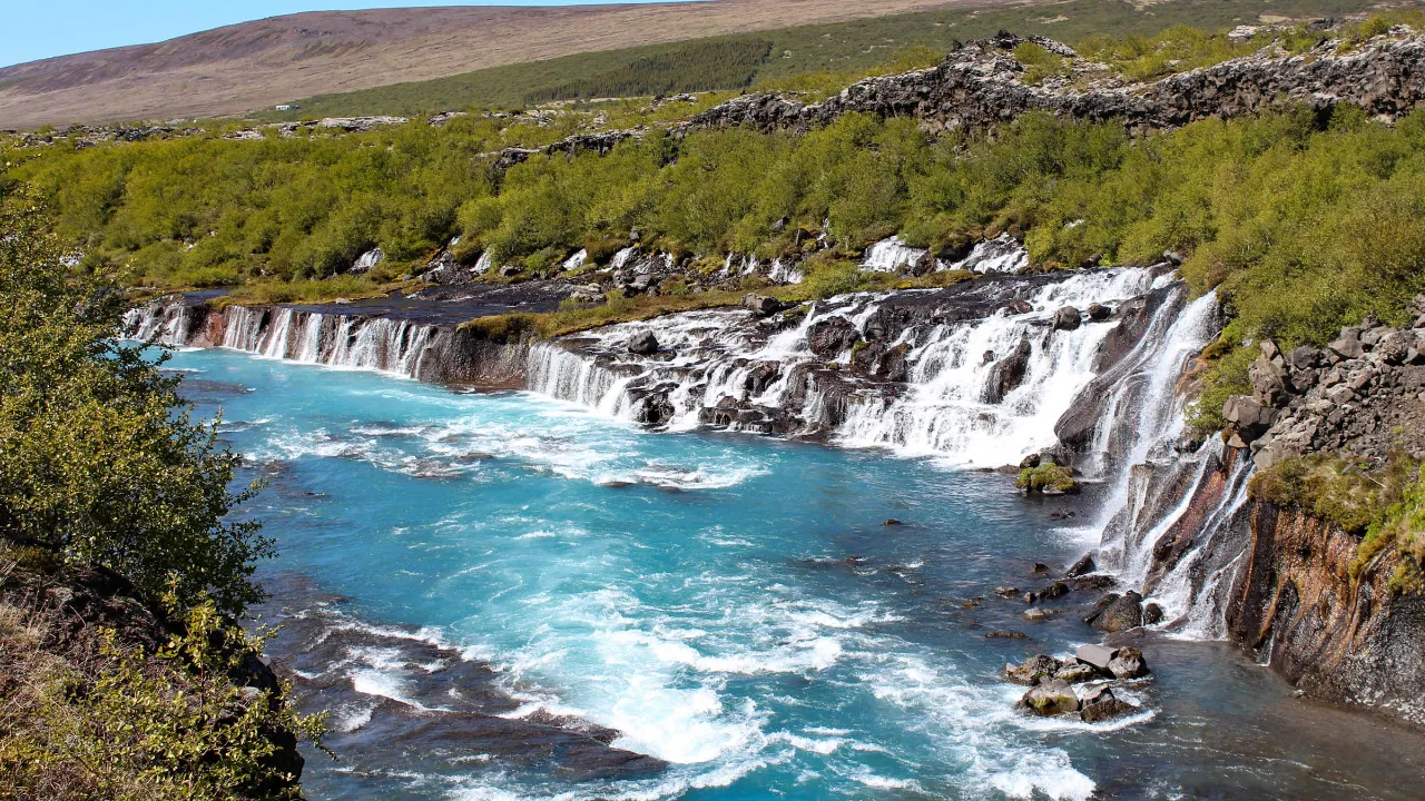 Hraunfossar ma widok na lodowiec Langjökull Hraunfossar ma widok na lodowiec Langjökull