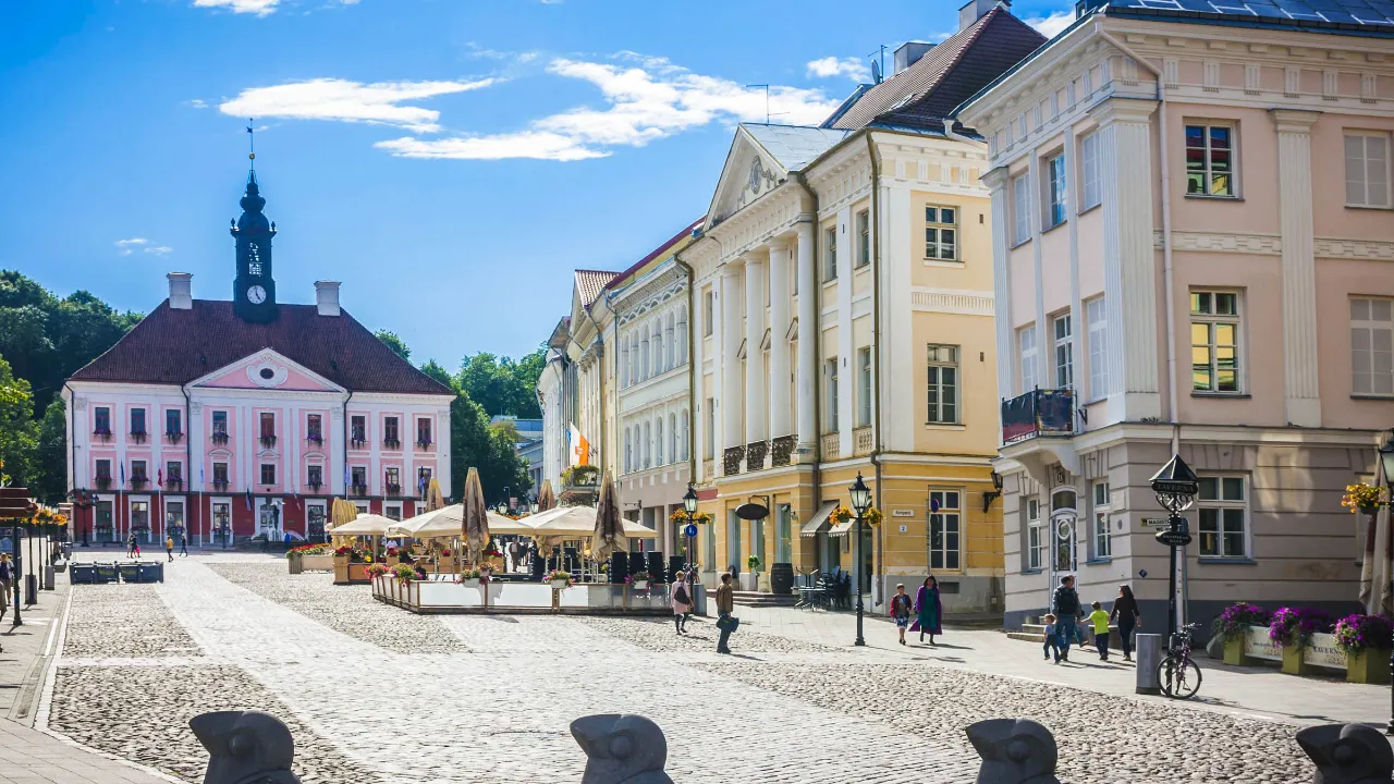 Ratusz w Tartu, Estonia, widziany z Rynku