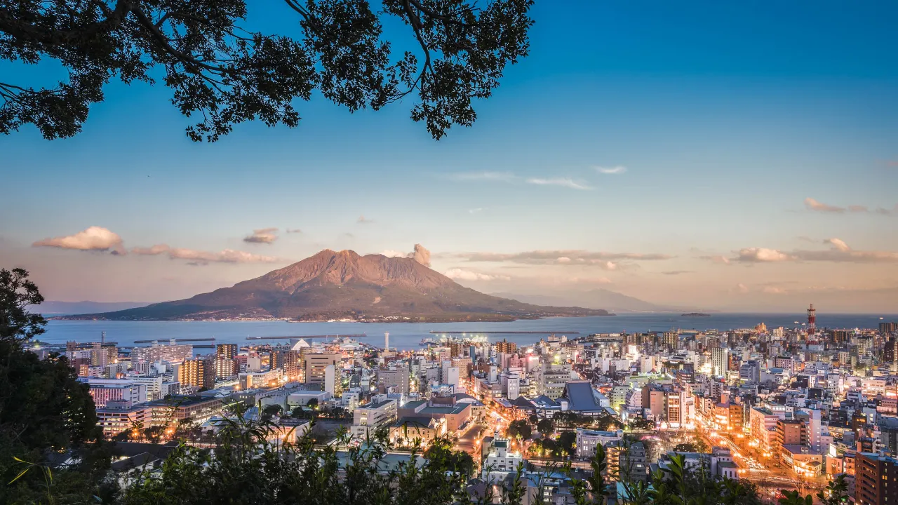 Kagoshima z imponującym wulkanem Sakurajima w tle