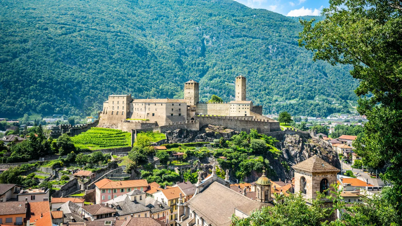 Castelgrande góruje nad Bellinzoną z Alpami w tle