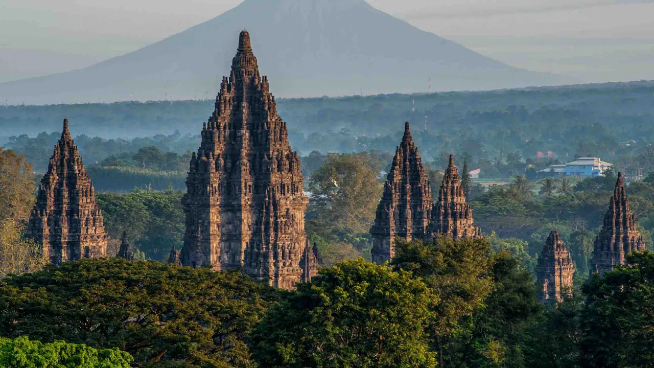 Świątynia Prambanan na Jawie Środkowej z wulkanem Merapi w tle