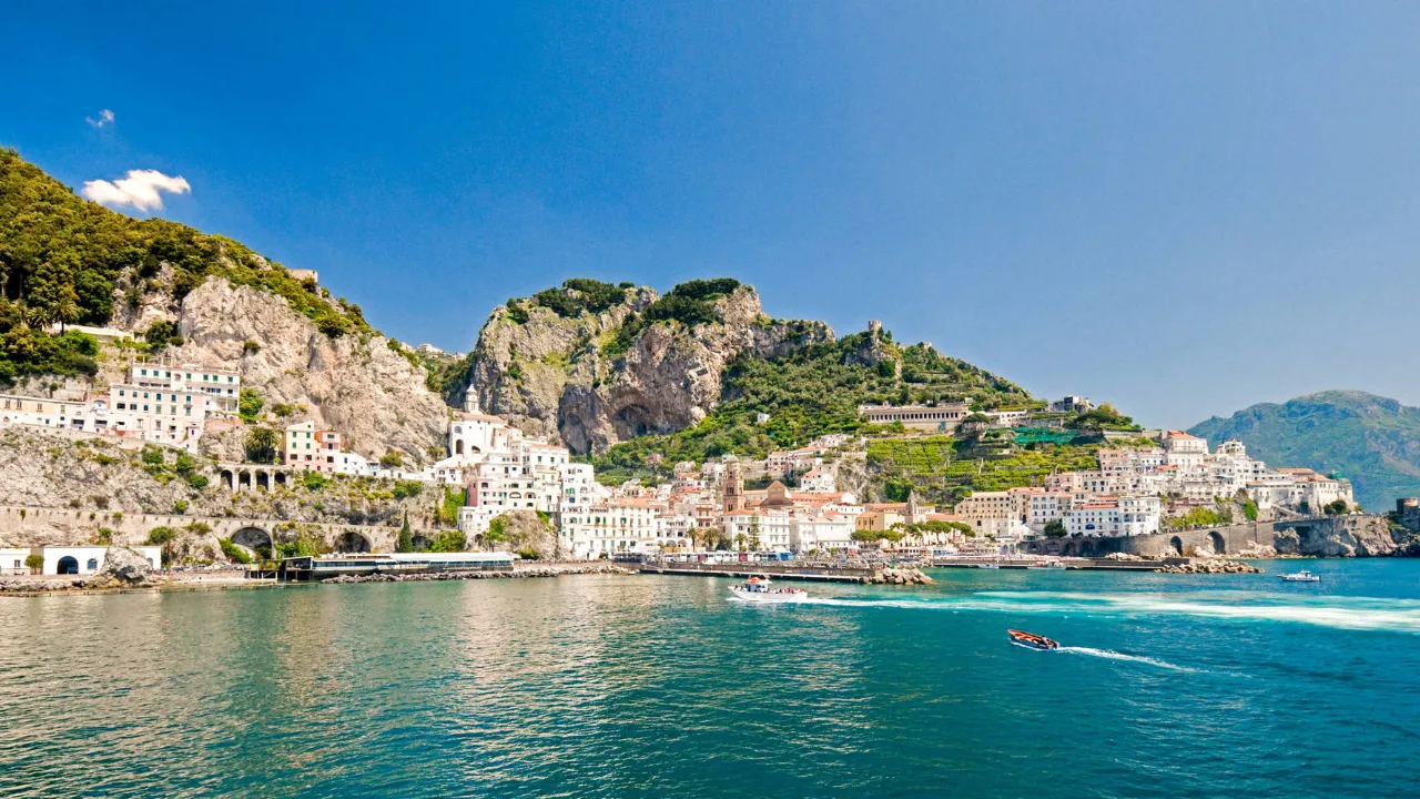 Wybrzeże Amalfi znajduje się po południowej stronie półwyspu Sorrento