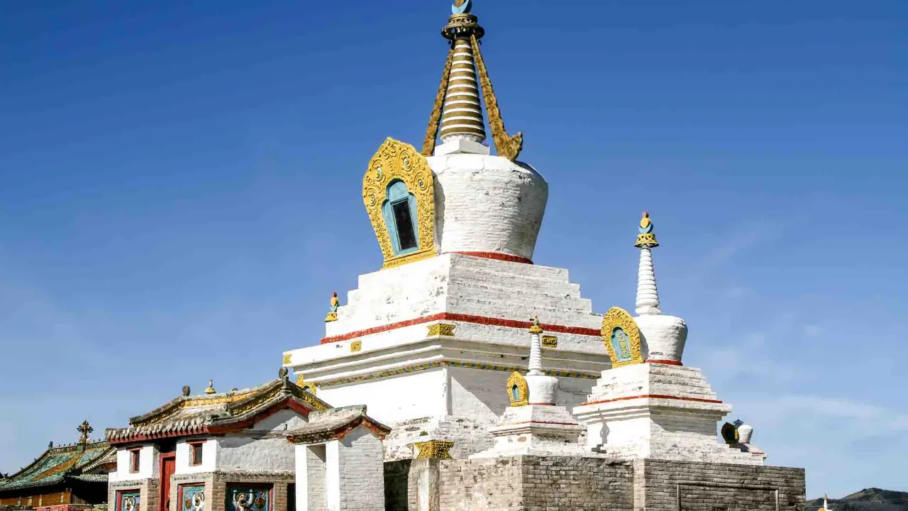 Stupa i świątynie w klasztorze Erdene Zuu, najstarszym klasztorze buddyjskim w Mongolii