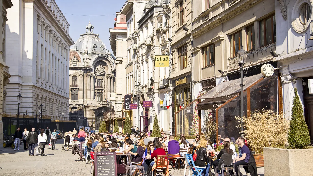 Tętniąca życiem atmosfera kawiarni w starej dzielnicy Sibiu Tętniąca życiem atmosfera kawiarni w starej dzielnicy Sibiu