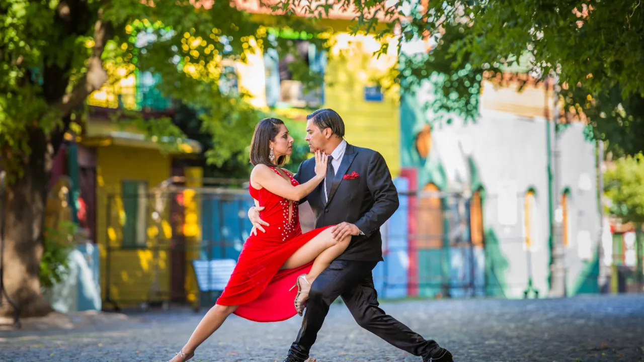 Tango jest niezwykle popularne, jak tutaj w La Boca – wyjątkowe, bo to mężczyzna prowadzi Tango jest niezwykle popularne, jak tutaj w La Boca – wyjątkowe, bo to mężczyzna prowadzi