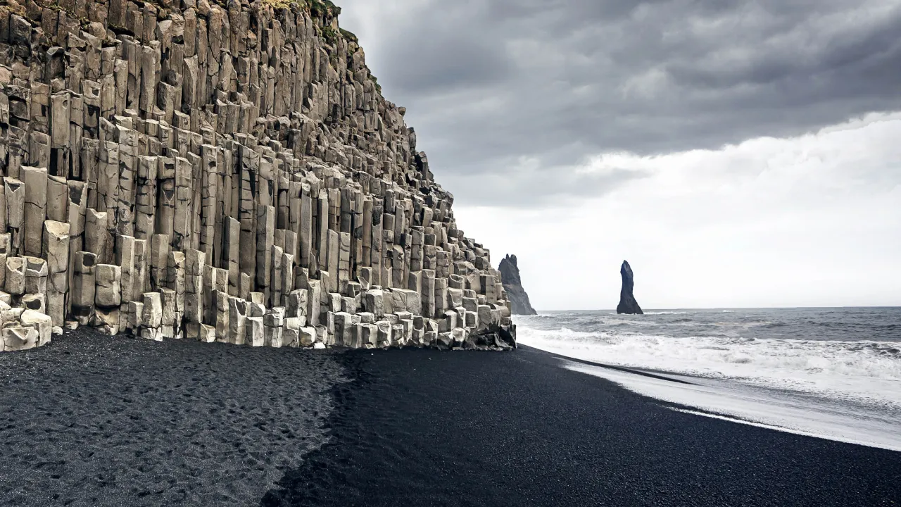 Piękna czarna plaża Reynisfjara na Dyrhólaey Piękna czarna plaża Reynisfjara na Dyrhólaey