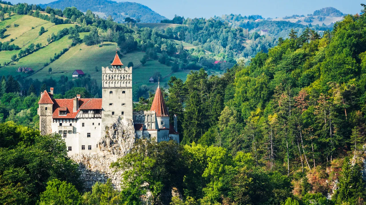 Zamek Bran w Transylwanii, często kojarzony z legendą o Draculi