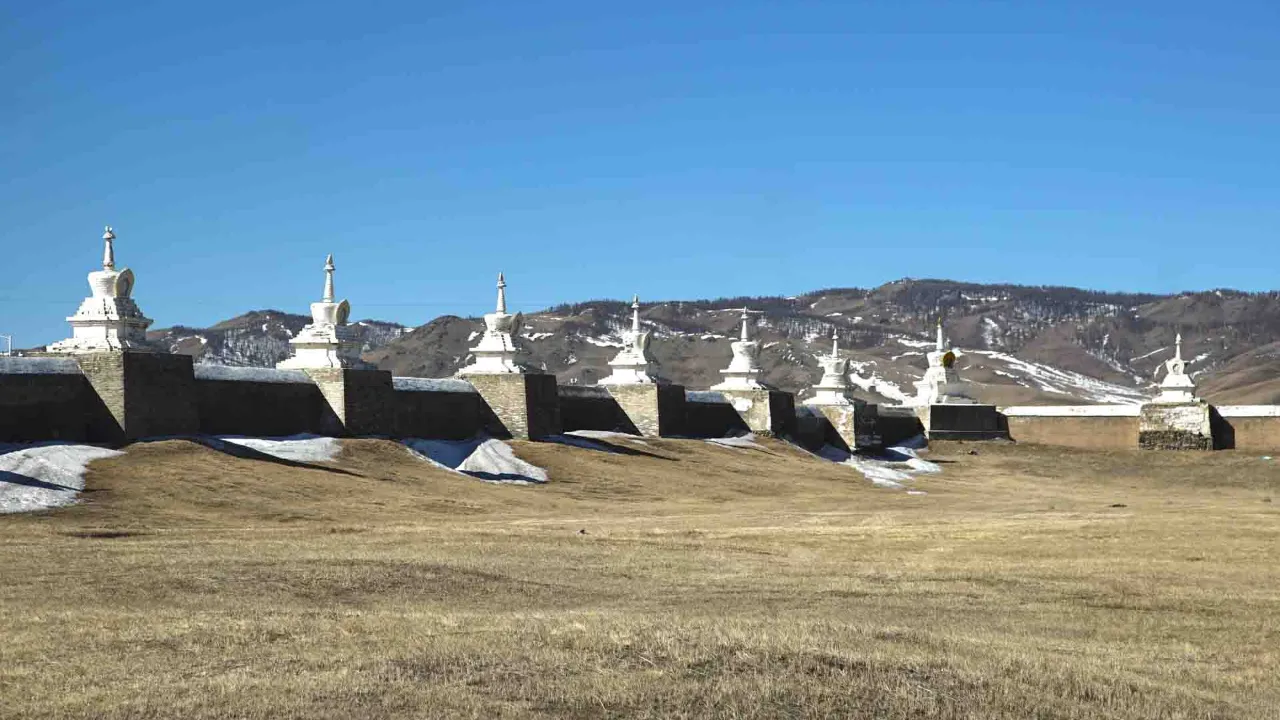 Stupy przy klasztorze Erdene Zuu koło Karakorum – najstarszy klasztor buddyjski w Mongolii