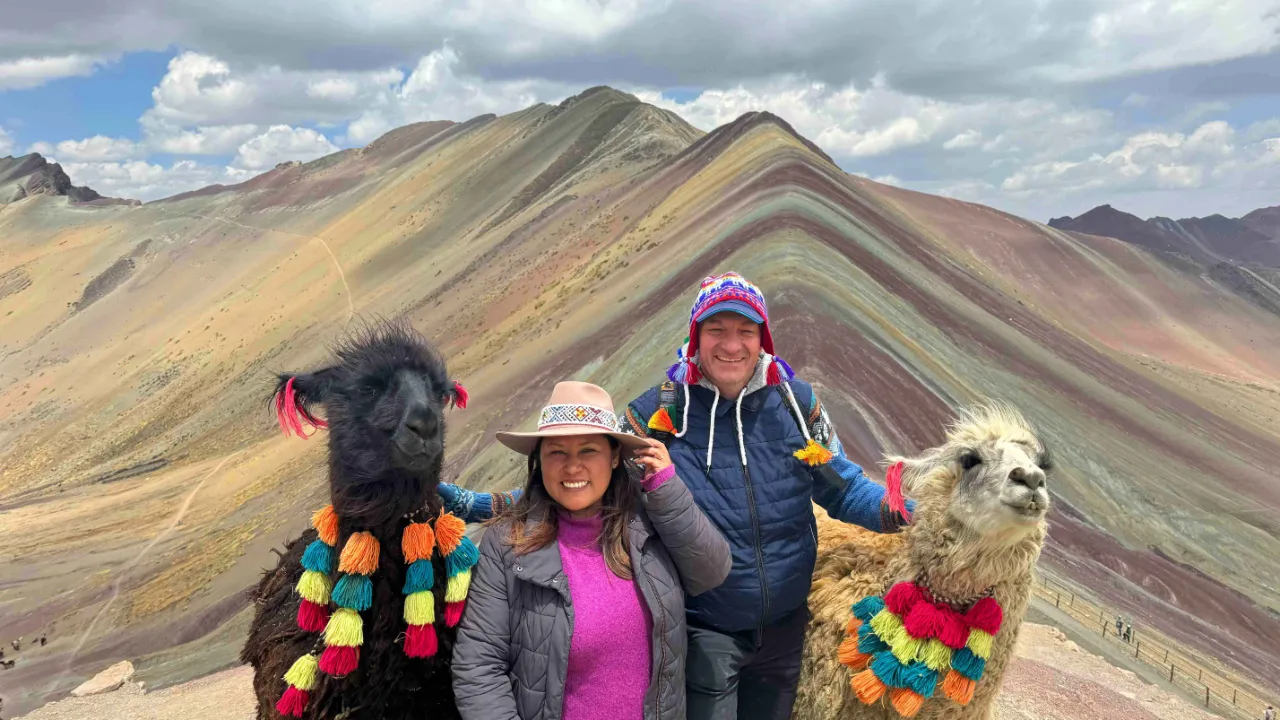 Ozdobione lamy przy kolorowej Rainbow Mountain Ozdobione lamy przy kolorowej Rainbow Mountain