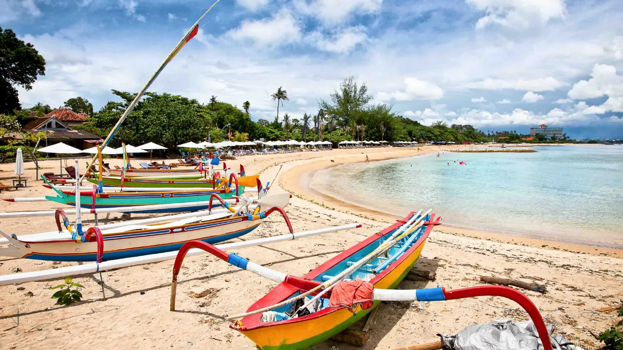 Tradycyjne łodzie rybackie na plaży Sanur na Bali