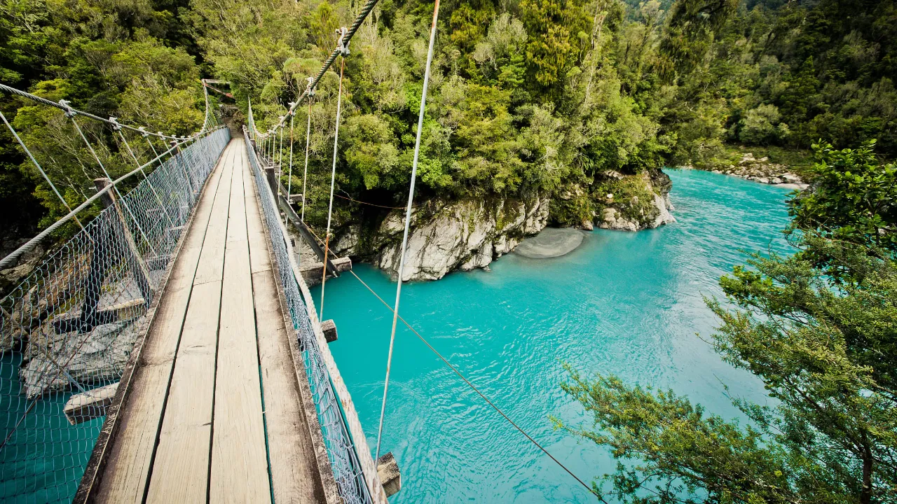 Hokitika Gorge wiszący most nad turkusowym wąwozem Hokitika