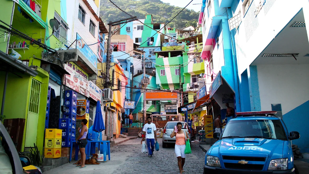 Kolorowa ulica w faweli w Rio de Janeiro