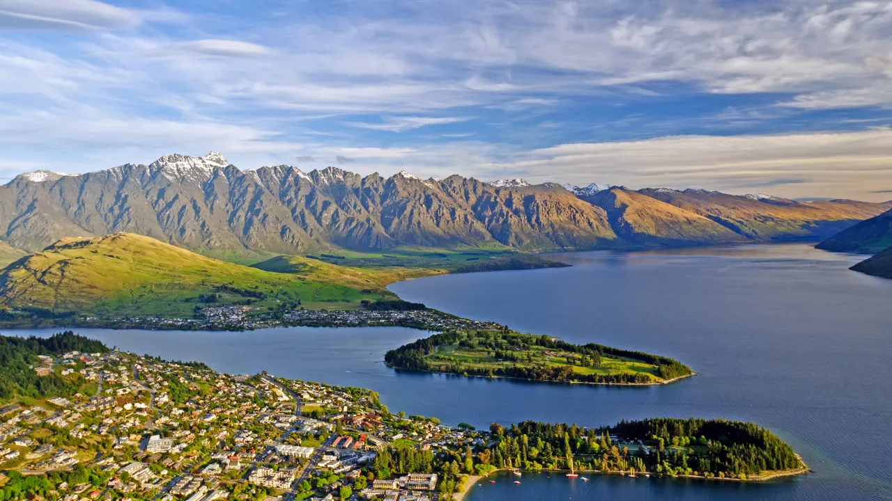 Queenstown, położone nad jeziorem Wakatipu z pasmem górskim The Remarkables w tle