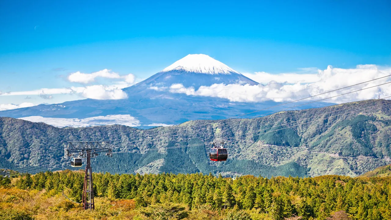 Góra Fuji z kolejką linową na pierwszym planie