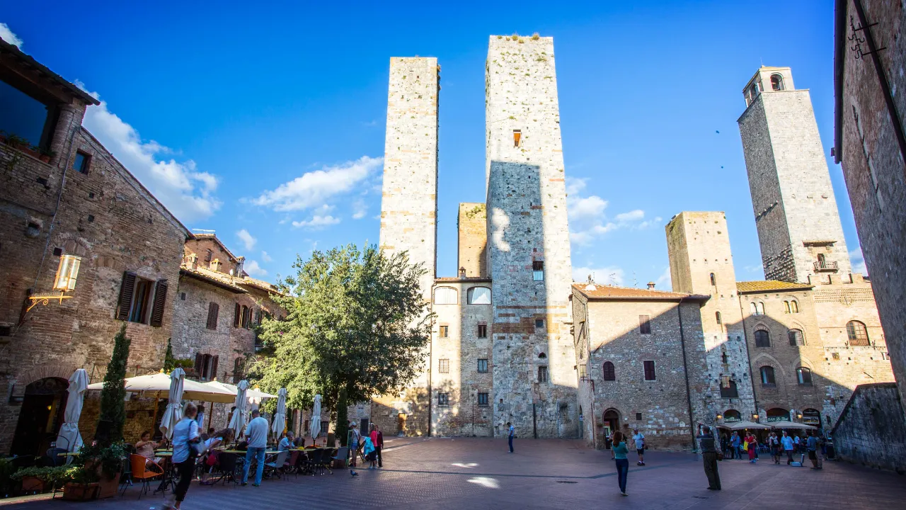 Średniowieczne wieże na rynku w San Gimignano
