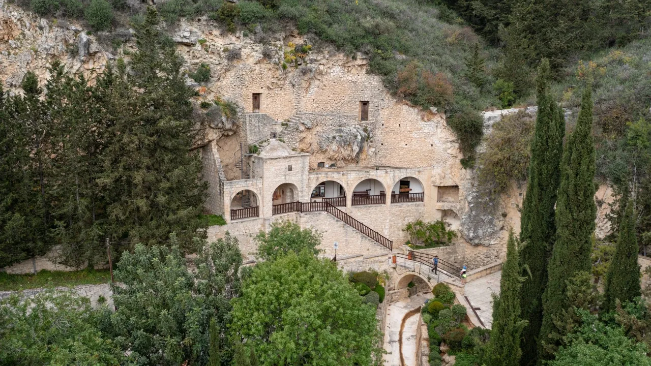 Klasztor Agios Neophytos, położony w dolinie ok. 10 km na północ od Paphos Klasztor Agios Neophytos, położony w dolinie ok. 10 km na północ od Paphos