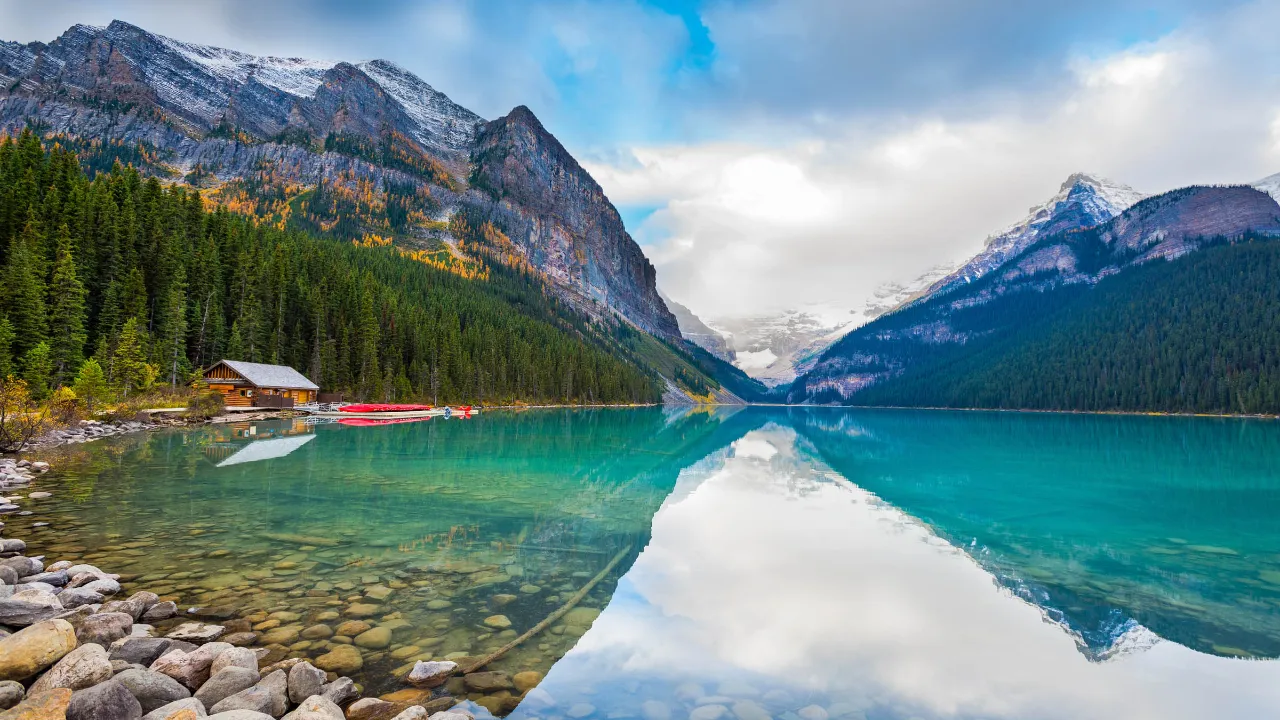 Zachwycająca przyroda nad Lake Louise z zalesionymi zboczami gór w Parku Narodowym Banff, Alberta Zachwycająca przyroda nad Lake Louise z zalesionymi zboczami gór w Parku Narodowym Banff, Alberta