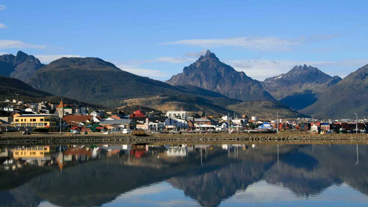 Ushuaia nad Kanałem Beagle otoczone Andami Ushuaia nad Kanałem Beagle otoczone Andami