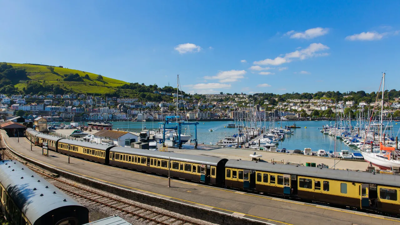 Dartmouth i Kingswear – pociąg z Dartmouth Steam Railway przybywa do portu Dartmouth i Kingswear – pociąg z Dartmouth Steam Railway przybywa do portu