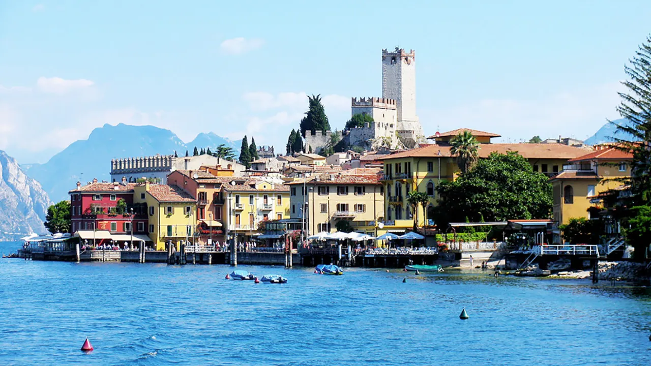 Malcesine nad jeziorem Garda z zabytkowym zamkiem Scaligerów górującym nad miastem
