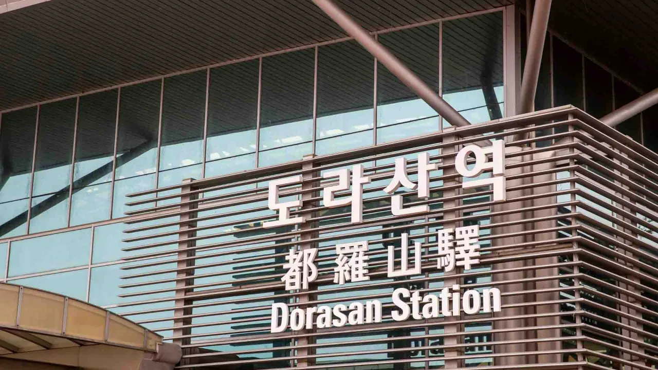 Stacja Dorasan przy koreańskiej strefie zdemilitaryzowanej – najbardziej na północ położona stacja kolejowa w Korei Południowej, zbudowana z nadzieją na przyszłe ponowne zjednoczenie Stacja Dorasan przy koreańskiej strefie zdemilitaryzowanej – najbardziej na północ położona stacja kolejowa w Korei Południowej, zbudowana z nadzieją na przyszłe ponowne zjednoczenie