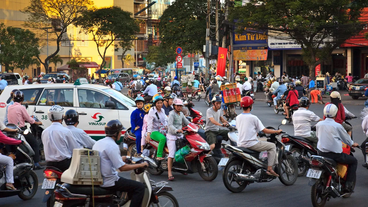 Ruch uliczny w Saigon to prawdziwe przeżycie Ruch uliczny w Saigon to prawdziwe przeżycie