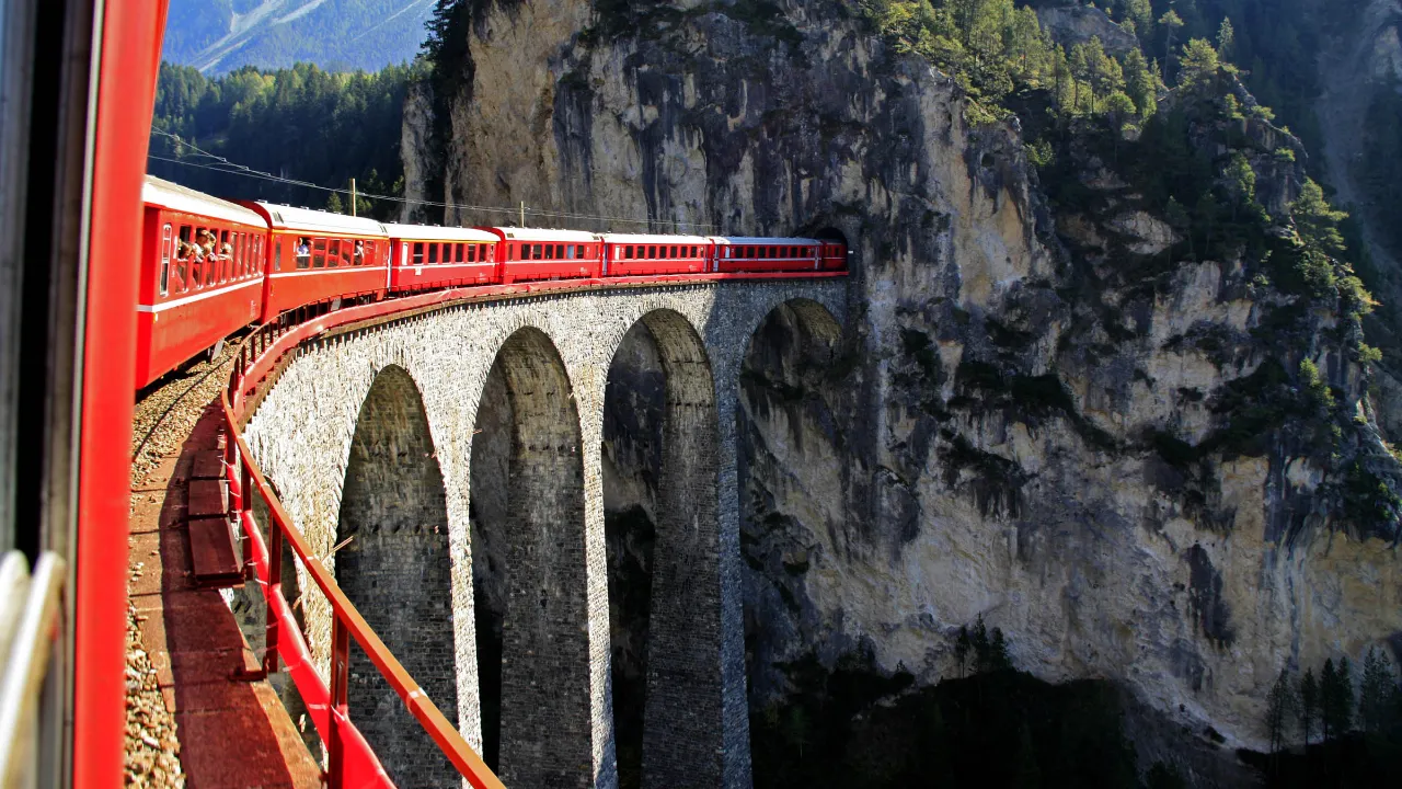 Glacier Express przejeżdża przez około 290 mostów