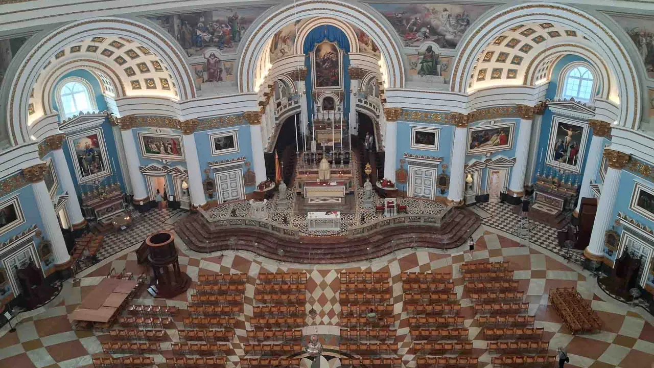 Wnętrze Mosta Dome, jednego z najbardziej imponujących kościołów na Malcie z jedną z największych kopuł na świecie