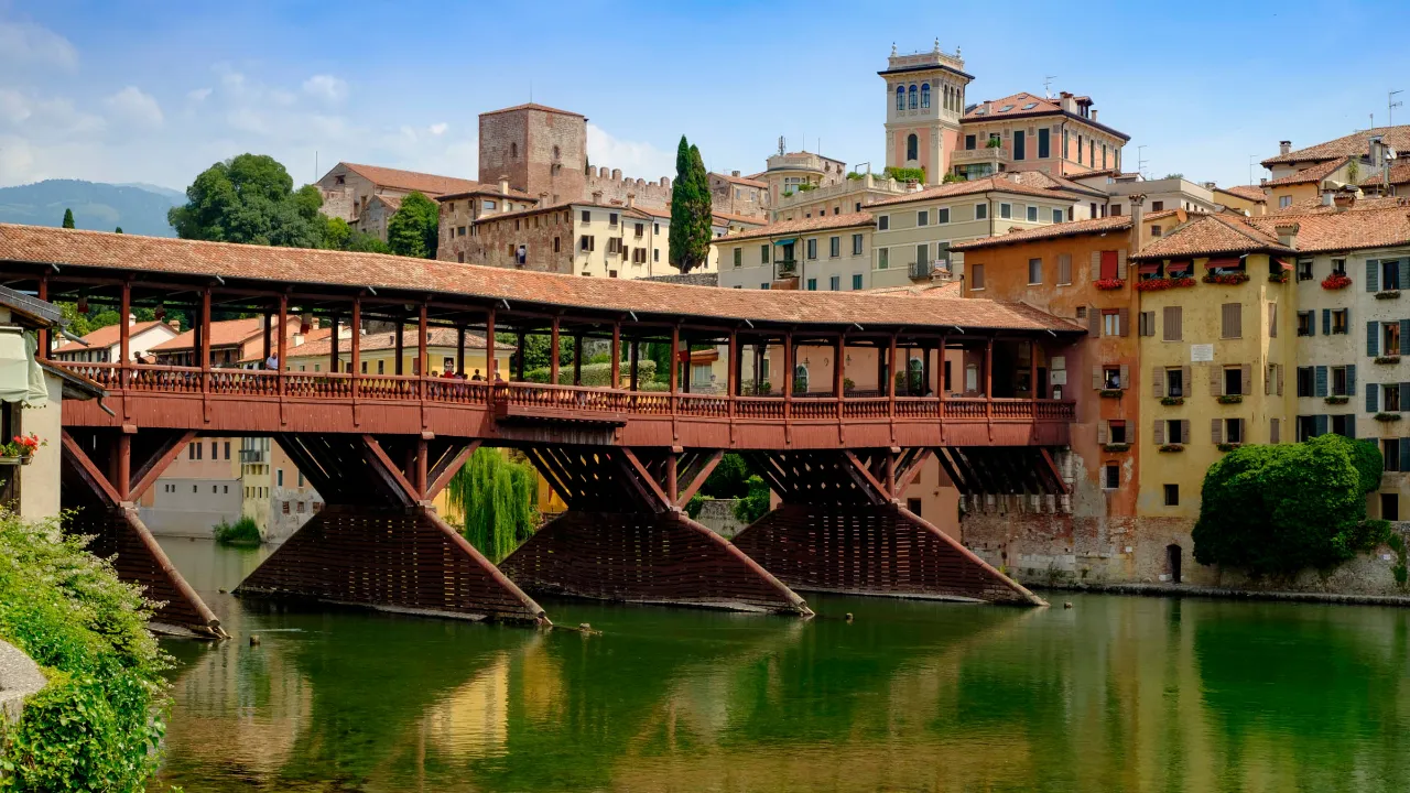 Zabytkowy drewniany most Ponte degli Alpini nad rzeką Brenta w Bassano del Grappa