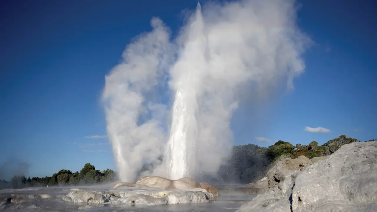 Gejzer Pōhutu znajduje się w geotermalnym obszarze w Rotorua