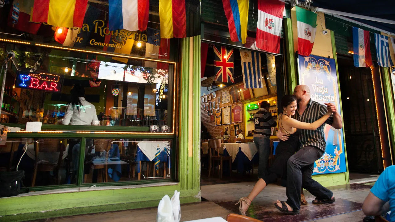 Tancerze tanga przed restauracją w Buenos Aires, kolebce tanga