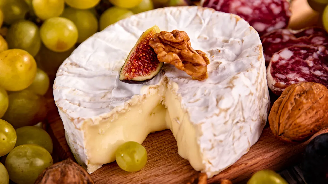 Prawdziwy camembert jest ręcznie robiony z mleka krowiego w Normandii