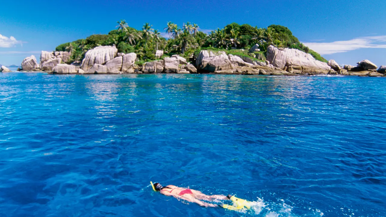 Lazurowe morze kryje kolorowe korale – idealne do snorkelingu Lazurowe morze kryje kolorowe korale – idealne do snorkelingu