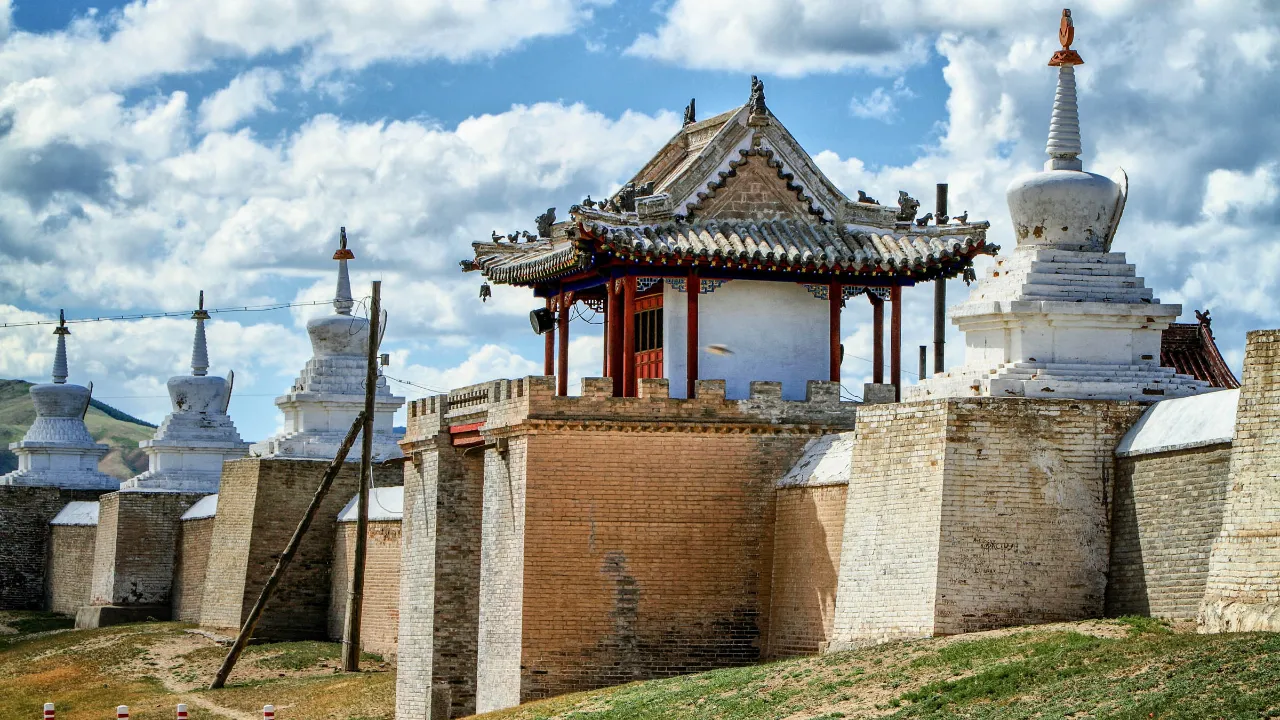 Klasztor Erdene Zuu w Karakorum, Mongolia – najstarszy klasztor buddyjski w kraju Klasztor Erdene Zuu w Karakorum, Mongolia – najstarszy klasztor buddyjski w kraju