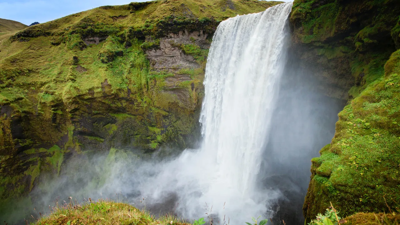 Skógafoss to jeden z największych wodospadów na Islandii Skógafoss to jeden z największych wodospadów na Islandii