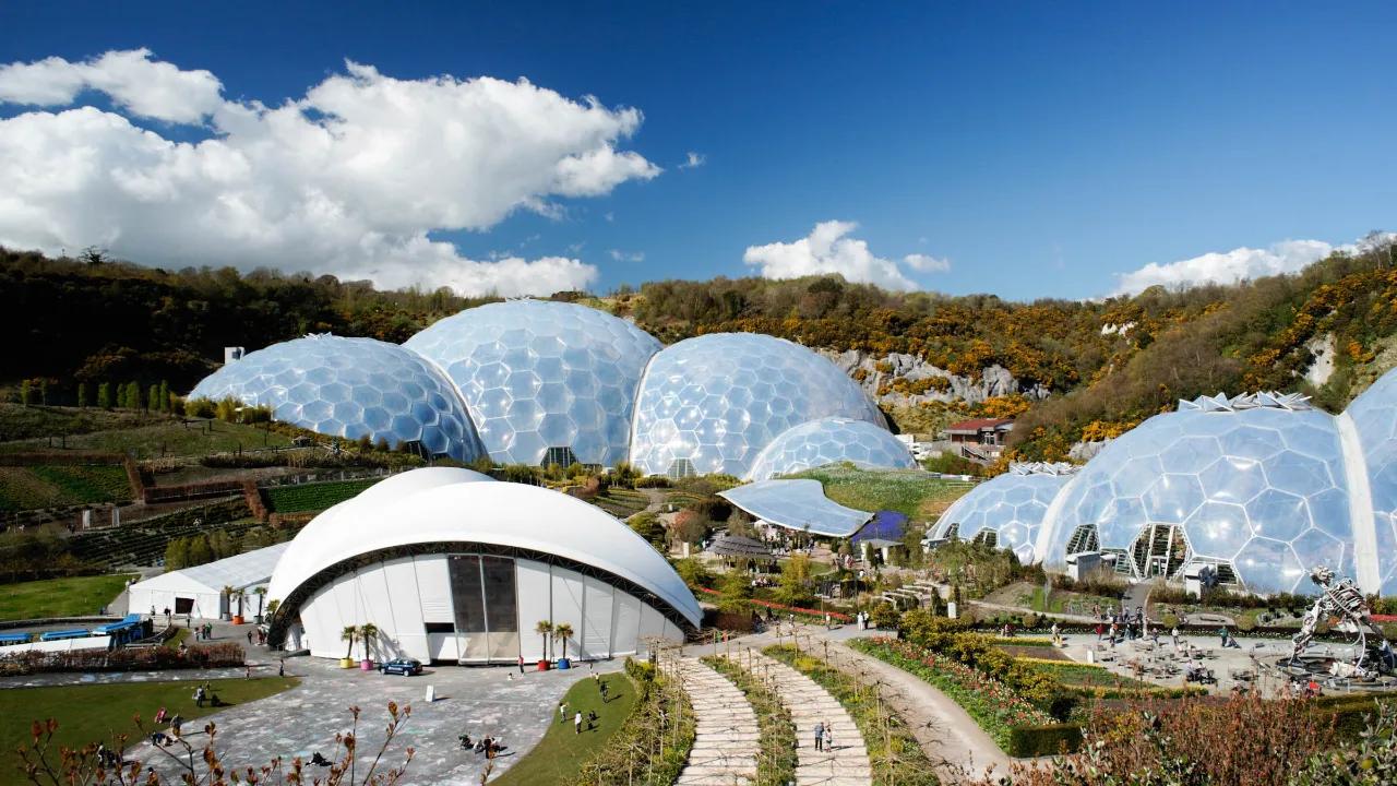 Eden Project – park przyrodniczo-edukacyjny z największymi szklarniami na świecie, pełnymi roślin z całego globu Eden Project – park przyrodniczo-edukacyjny z największymi szklarniami na świecie, pełnymi roślin z całego globu