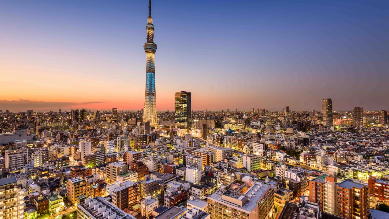Panoramiczny widok na Tokio z ikoniczną wieżą Tokyo Skytree w centrum Panoramiczny widok na Tokio z ikoniczną wieżą Tokyo Skytree w centrum